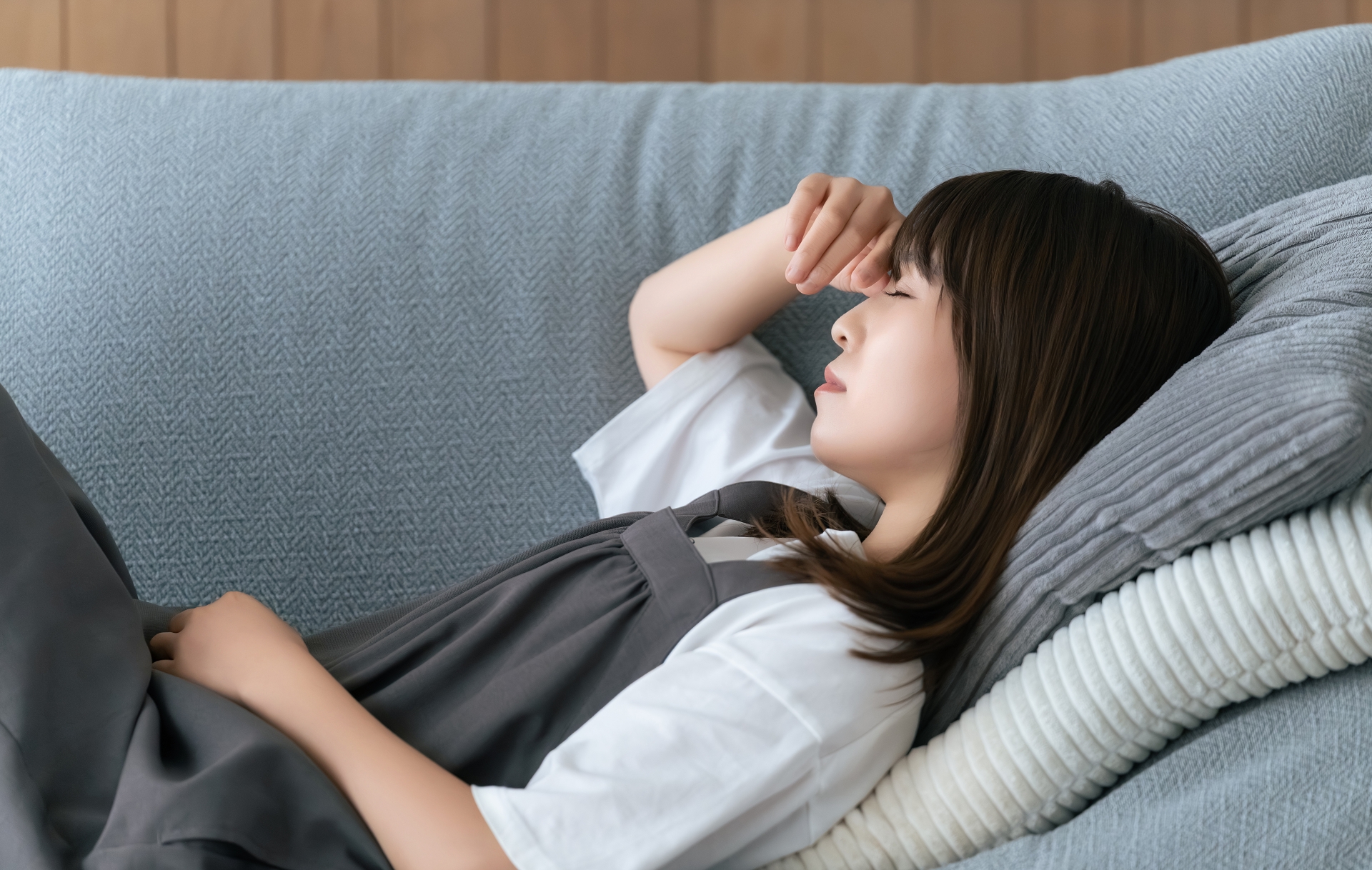 自然素材の住まいでくつろぐ女性